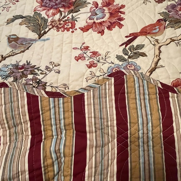 WAVERLY FULL/QUEEN REVERSIBLE QUILT WITH  BEDSKIRT AND 2 SHAMS - Picture 6 of 6
